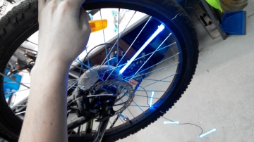 Установка велоподсветки 3 трубки на одно колесо
