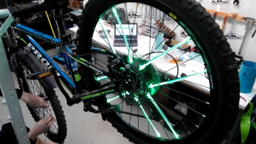 Установка велоподсветки 4 трубки на одно колесо